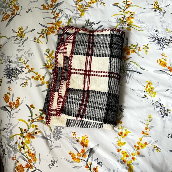 Roots blanket scarf in black and white plaid, dimensions 108cm x 70cm - Picture 2 of 4